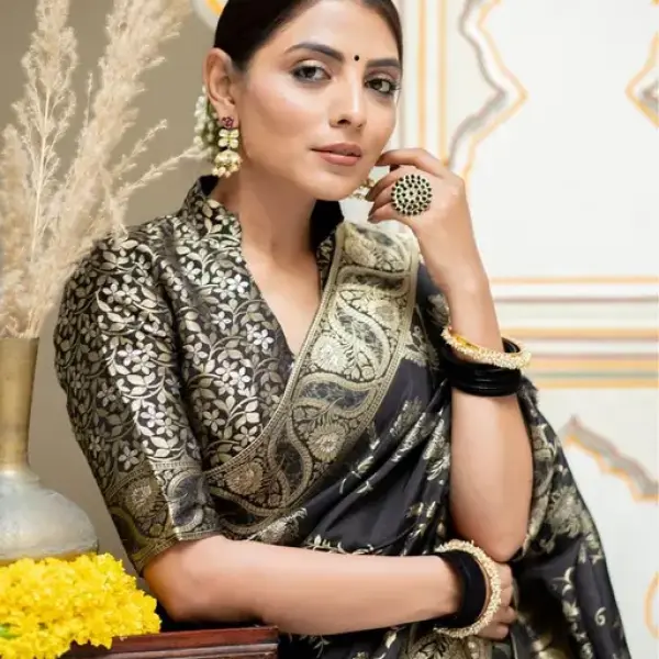  Woven, Embellished Kanjivaram Silk Blend, Jacquard Saree